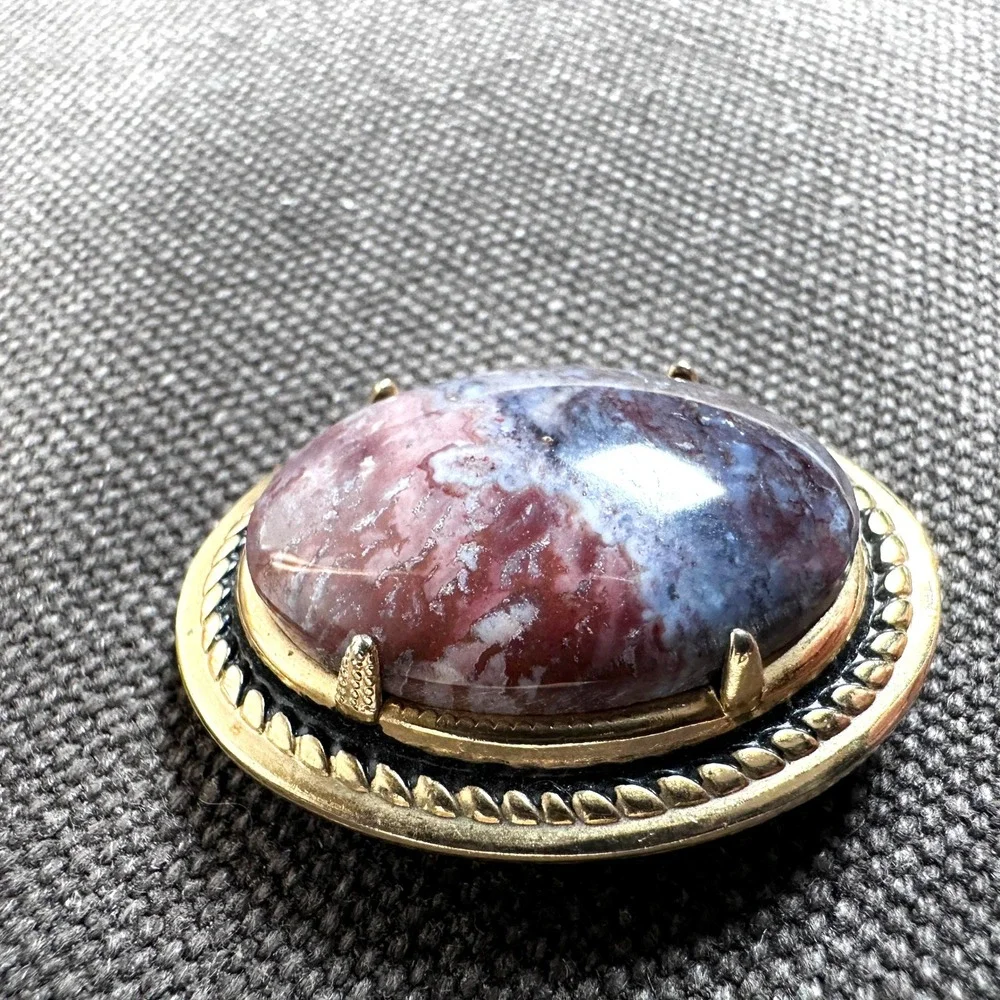 Vintage Large Oval Purple Agate Brooch Gold Tone Frame Natural Stone 30mm